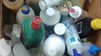 Med nevarne odpadke sodijo stara zdravila, kozmetika, uporabljeno jedilno olje, odslužena svetila, ostanki raznih kemikalij, 
barve, laki, spreji, topila ter manjši električni in elektronski 
aparati.