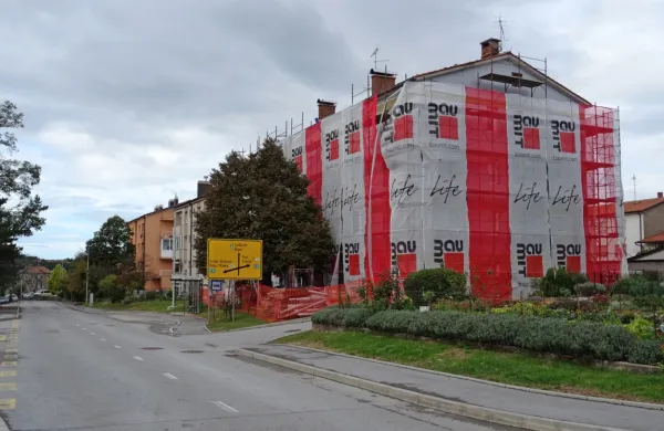  Enega od blokov, v katerem bo občina prodala stanovanje,  pravkar 
obnavljajo. Teh del ne bo plačala občina, pač pa kupec.  