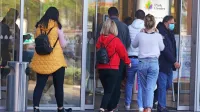 Koprski trgovski centri niti včeraj niso samevali, in vendar so naši 
anketiranci dajali vtis, da bodo preživeli tudi brez doslej običajne 
navade.