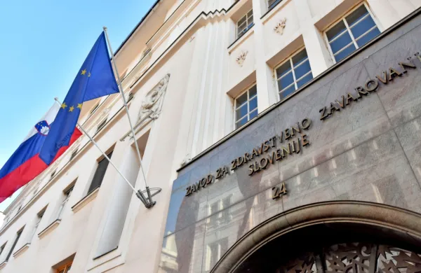 Za zaprtimi vrati, vendar so dosegljivi