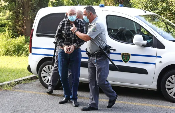 Dragan Kukanja (v sredini) bo moral zaradi uboja mame kmalu
znova sesti na zatožno klop novogoriškega okrožnega sodišča.