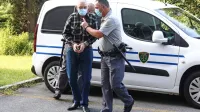 Dragan Kukanja (v sredini) bo moral zaradi uboja mame kmalu 
znova sesti na zatožno klop novogoriškega okrožnega sodišča.