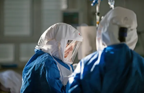 Ne glede na to, kako izgoreva zdravstveno osebje pri obravnavi 
okuženih in zmanjkuje bolniških postelj, zdaj najnovejša odločitev 
NIJZ le  še veča možnost širjenja okužbe med prebivalstvom.  