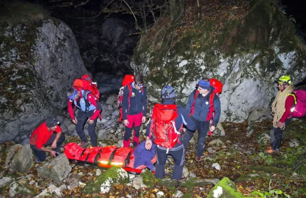 Zaradi nedostopnosti terena  so tolminski gorski reševalci  pokojnega z nosili prenesli do ceste, kjer je zdravnik potrdil smrt.