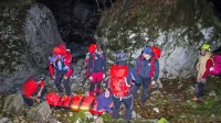 Zaradi nedostopnosti terena  so tolminski gorski reševalci  pokojnega z nosili prenesli do ceste, kjer je zdravnik potrdil smrt.