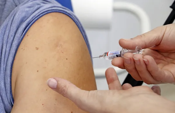 NIJZ je včeraj začel cepiti proti gripi, v prihodnjih  dneh naj bi začeli cepiti v ambulantah na Goriškem, 
v ponedeljek jim bodo sledili kolegi iz ZD Tolmin in Ajdovščina. 