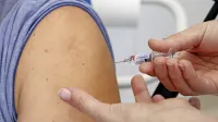 NIJZ je včeraj začel cepiti proti gripi, v prihodnjih  dneh naj bi začeli cepiti v ambulantah na Goriškem, 
v ponedeljek jim bodo sledili kolegi iz ZD Tolmin in Ajdovščina. 