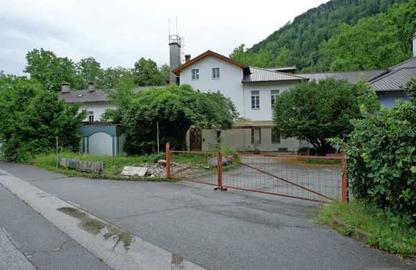 Občina Tolmin bo še premislila, kaj naj počnejo z včeraj kupljeno obsežno stavbo in zemljiščem na območju nekdanjega hotela Paradiso.