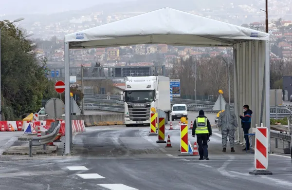 V praksi je šlo brez težav;  na mejnem prehodu Škofije so prebivalci 
oranžne regije včeraj lahko prečkali mejo.     