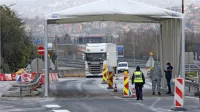 V praksi je šlo brez težav;  na mejnem prehodu Škofije so prebivalci 
oranžne regije včeraj lahko prečkali mejo.     