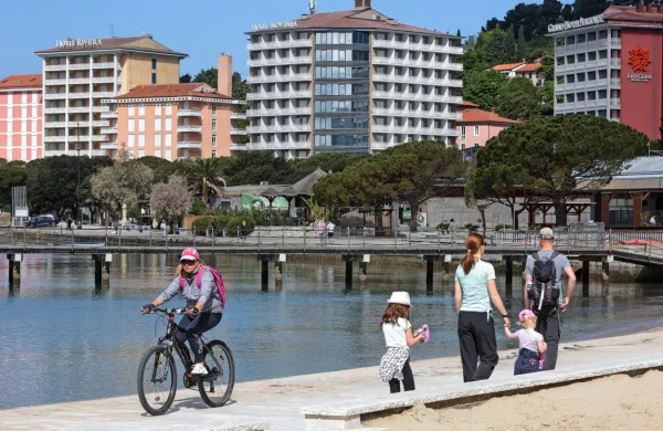 Portoroški hotelirji so si obetali dober obisk med jesenskimi 
šolskimi počitnicami, a zdaj zaradi vladnega ukrepa dobivajo 
odpovedi rezervacij.  