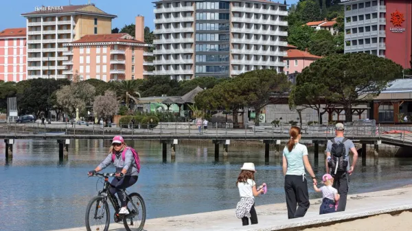 Portoroški hotelirji so si obetali dober obisk med jesenskimi 
šolskimi počitnicami, a zdaj zaradi vladnega ukrepa dobivajo 
odpovedi rezervacij.  