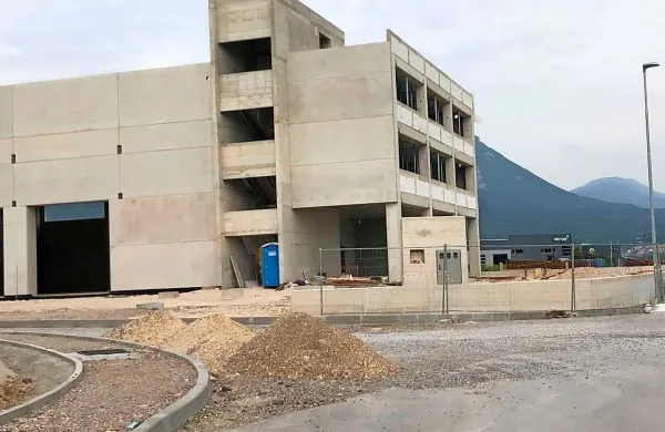 Na gradbišču nove ajdovske poslovne cone so neznanci na 
ukradeno vozilo naložili še ukradeno gradbeno orodje.