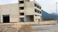 Na gradbišču nove ajdovske poslovne cone so neznanci na 
ukradeno vozilo naložili še ukradeno gradbeno orodje.