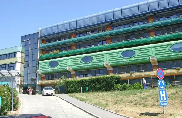 V izolski bolnišnici bodo v podaljšku pediatrije, ki ima lasten vhod, 
prostor pregradili in do ponedeljka uredili covid oddelek.  