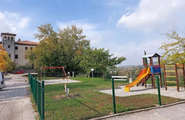Igrišča, tudi otroško pri gradu Dobrovo, so v občini Brda po novem 
zaprta. 