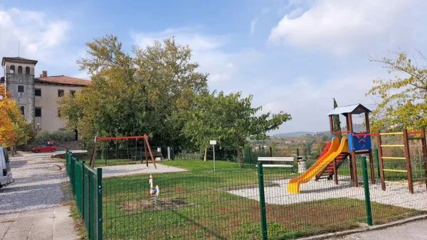 Igrišča, tudi otroško pri gradu Dobrovo, so v občini Brda po novem 
zaprta. 