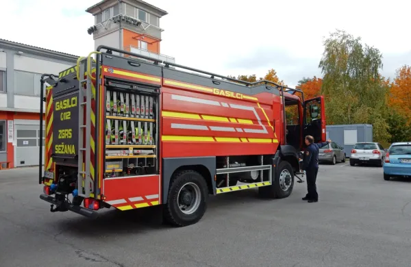Med novimi pridobitvami gasilcev je tudi ta cisterna sežanskega Zavoda za gasilno in reševalno službo, ki je zamenjala prejšnjo, staro 34 let.