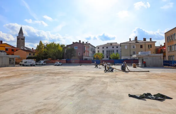 Izvajalec del CGP Novo mesto je sklenil betonska dela, kmalu bo 
nared tudi  hidroizolacija zgornje plošče garažne hiše. 