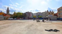Izvajalec del CGP Novo mesto je sklenil betonska dela, kmalu bo 
nared tudi  hidroizolacija zgornje plošče garažne hiše. 