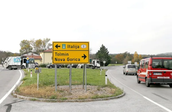 Namesto križišča v obliki črke Y bodo na Ajševici gradili krožišče. Na direkciji napovedujejo, da se bodo del lotili prihodnje leto. 