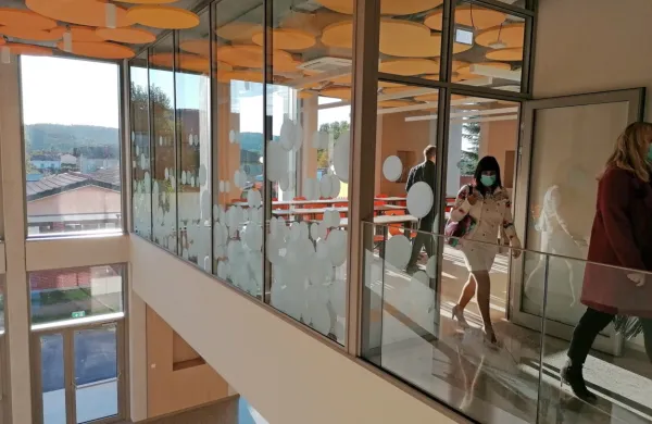 Prizidek k šoli je dražji, ker  so kupili novo opremo, opravili  
nepredvidena  njuna dela in  tudi  nekatera , ki so bila načrtovana za   
zadnjo fazo obnove. 