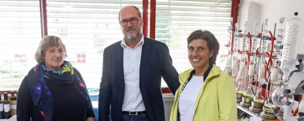 Direktor ZRS Koper dr. Rado Pišot ima na  Inštitutu za oljkarstvo 
zanesljivi sodelavki v njeni vodji dr. Maji Podgornik (desno) in dr. 
Mileni Bučar Miklavčič.