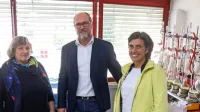 Direktor ZRS Koper dr. Rado Pišot ima na  Inštitutu za oljkarstvo 
zanesljivi sodelavki v njeni vodji dr. Maji Podgornik (desno) in dr. 
Mileni Bučar Miklavčič.