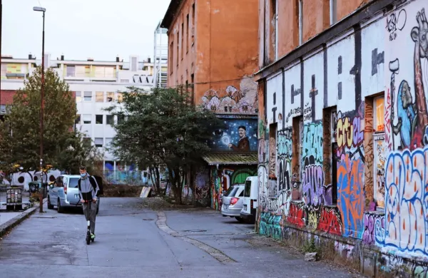  Na Metelkovi 6 delujejo društva in zavodi, ki s kakovostnim delom segajo v mednarodni prostor.  