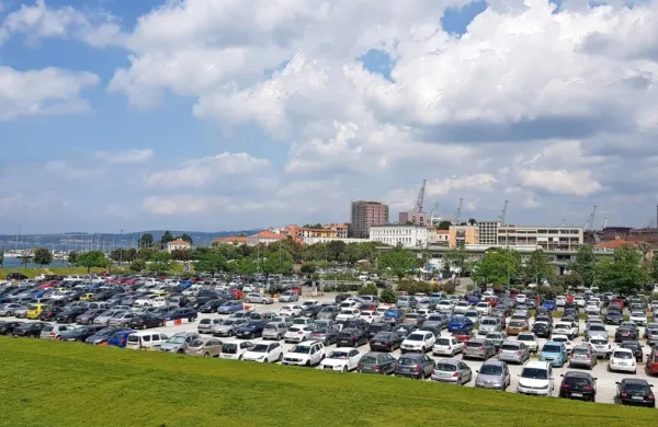 Na makadamskem parkirišču za tržnico ostaja v veljavi podaljšan 
obratovalni čas, parkirišče pa bo plačljivo vse dni v tednu. 