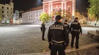     Slovensko ustavno  sodišče nenehno  spremlja     odločitve ustavnih 
sodišč drugod po Evropi in svetu, trenutno   proučujejo   odločitve 
glede tako imenovane policijske ure.