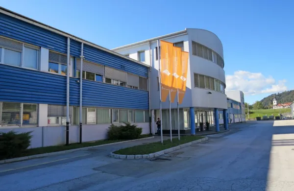 Novega lastnika IMP Klime - Orange Climate - navzven označujejo 
le oranžne zastave, sicer pa naj bi objekti ohranili značilno modro 
barvo.