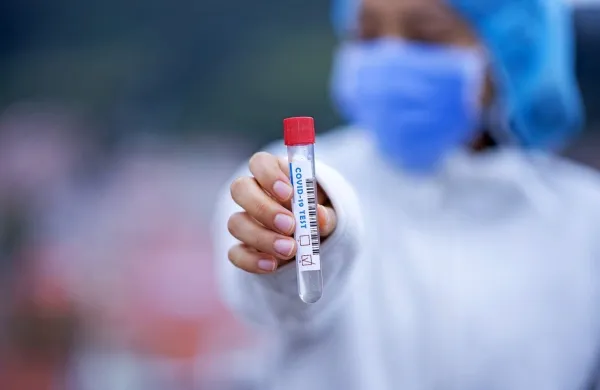 Zdravstveni delavci imajo čedalje več dela zaradi širjenja okužb in 
so vse bolj izčrpani.