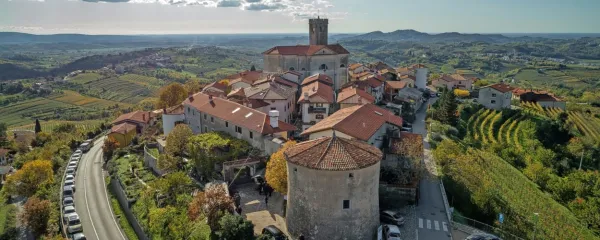 Šmartno je briški pesnik Alojz Gradnik primerjal z Orlovim 
gnezdom. Z vidika lokacije  in turizma ju je res mogoče vzporejati.   