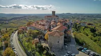 Šmartno je briški pesnik Alojz Gradnik primerjal z Orlovim 
gnezdom. Z vidika lokacije  in turizma ju je res mogoče vzporejati.   