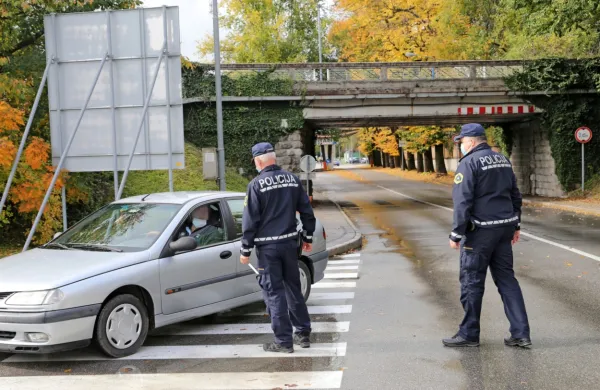 Na meji z Italijo ni fizičnih ovir, a so včeraj policisti, tudi v Rožni 
Dolini, preverjali tiste, ki so jo prečkali.