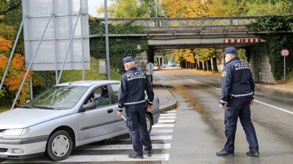 Na meji z Italijo ni fizičnih ovir, a so včeraj policisti, tudi v Rožni 
Dolini, preverjali tiste, ki so jo prečkali.
