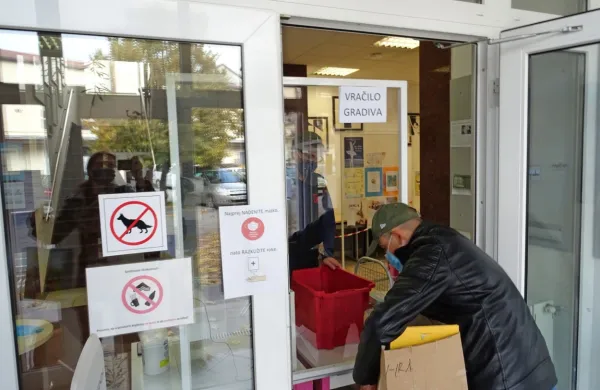 V sežanski knjižnici je bilo včeraj še mogoče vrniti gradivo. Knjižničarji so ga skenirali skozi  zaščitno pleksi steklo, bralci pa so knjige odložili v  škatlo. 