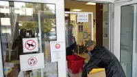 V sežanski knjižnici je bilo včeraj še mogoče vrniti gradivo. Knjižničarji so ga skenirali skozi  zaščitno pleksi steklo, bralci pa so knjige odložili v  škatlo. 