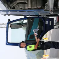 Pri voznikih tovornjakov so policisti pregledali tudi vso tehnično 
dokumentacijo vozila.