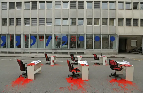 Anonimni protestniki so vodilne z ministrstva za kulturo simbolno 
deložirali na ulico.  