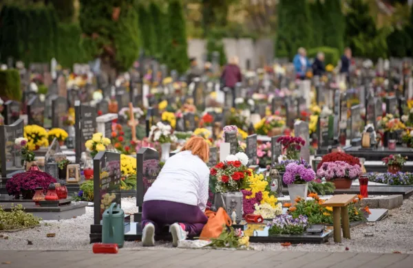 Dan spomina na mrtve letos ne sme biti namenjen množičnemu 
obiskovanju grobov.  