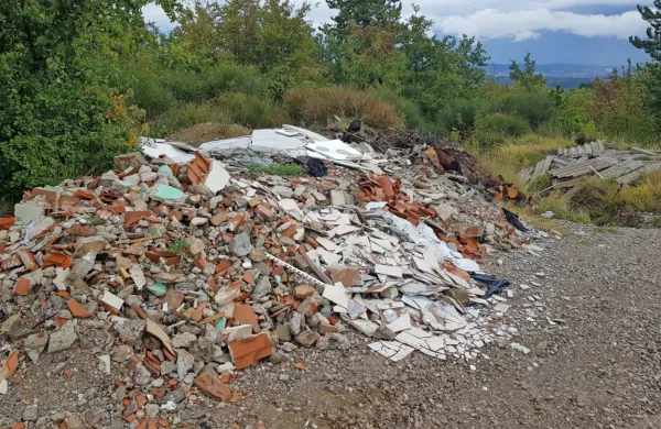 Takšen je pogled na divje odlagališče z   gradbenim materialom, kosovnimi odpadki in azbestno kritino na povezovalni cesti med 
Gažonom in Markovcem.