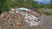 Takšen je pogled na divje odlagališče z   gradbenim materialom, kosovnimi odpadki in azbestno kritino na povezovalni cesti med 
Gažonom in Markovcem.