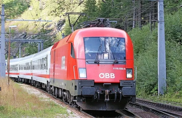 Trst bo z Dunajem povezoval avstrijski vlak.