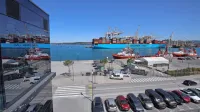 Luški zaposleni in vsi, ki zaradi dela vstopajo v pristanišče, so 
“zrcalna slika družbe izven pristaniške ograje, kjer - eni bolj, drugi 
manj dosledno -  upoštevajo zaščitne ukrepe”.