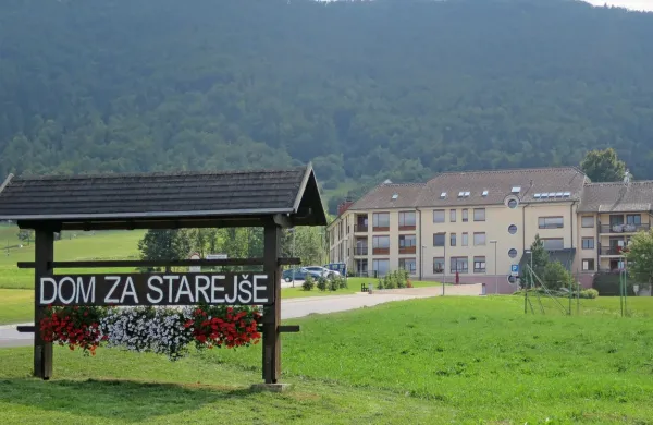 Sloga zbira prispevke za stanovalce doma Bor in časopis