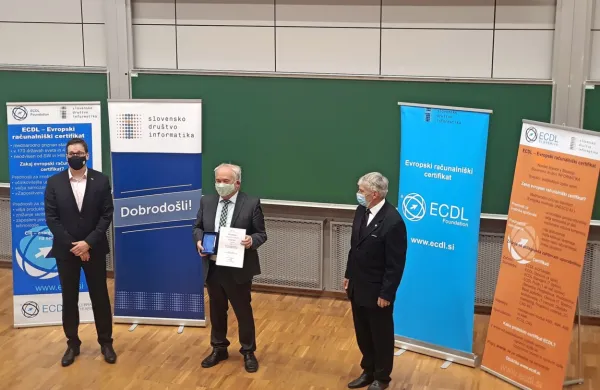  Priznanje eNagrada 2020 za najboljšo elektronsko storitev je v 
imenu ZZZS prevzel generalni direktor Marjan Sušelj (v sredini). 