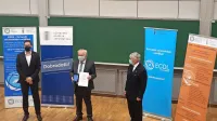  Priznanje eNagrada 2020 za najboljšo elektronsko storitev je v 
imenu ZZZS prevzel generalni direktor Marjan Sušelj (v sredini). 