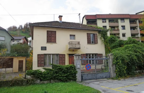 Opuščeno policijsko postajo, skoraj 20 let namenjeno rušenju in 
gradnji bloka, bo občina v ta namen odkupila še drugič.
